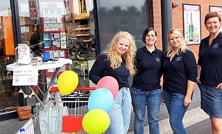 Tanja Pawlak (erste v.l.) und Yvonne Pawlak (dritte v.l.), sowie die Clubmitglieder Regine und Karo sammeln Pfandflaschen für den guten Zweck. - Ladies' Circle