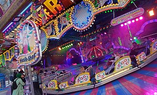 Karussels locken auf dem Rathausplatz und auf dem Marktplatz auf die Kirmes des Stadtfestes. - Uwe Müller