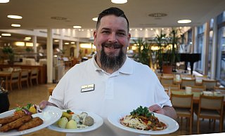 Mit einem gewinnenden Lächeln serviert Frank Hünecke den Patienten in der Klinik Bad Oexen das Essen. Sein Einstieg aus einer Werkstatt für Menschen mit Behinderung in den allgemeinen Arbeitsmarkt ist gelungen. - Jörg Stuke