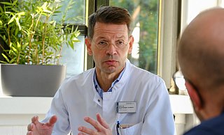 Den Chefarzt der Neurologie in Bethel, Professor Wolf-Rüdiger Schäbitz, belastet der Fall in seinem Haus stark.  - Andreas Zobe