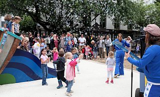 Die Kindermusik-Band Pia und Nino hatten eine Seifenblasenmaschine zur Feier des Tages mitgebracht. - Frank-Michael Kiel-Steinkamp