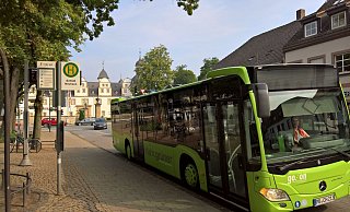 Barrierefreier Ausbau: Vom 15. Juli bis 27. August wird die Schlossstraße gesperrt, weil die beiden Bushaltestellen umgebaut werden. - Hans-Hermann Igges