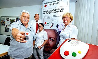 Patient Dieter Silbermann (l.), Dieter Bliege (DRK-Fahrdienst), Pflegedienstleiterin Melanie Wittig und Birgit Arens (Leiterin Hausnotruf) zeigen den Hausnotruf. - Besim Mazhiqi