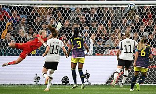 DFB-Keeperin Merle Frohms ist bei Kolumbiens Führung von Linda Caicedo (nicht im Bild) machtlos. - Sebastian Christoph Gollnow/dpa