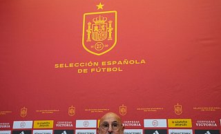Spaniens Nationaltrainer Luis de la Fuente bedauert seinen Beifall während der umstrittenen Rede von Luis Rubiales. - Paul White/AP/dpa