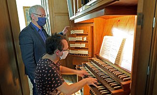 Kirchenmusikdirektor Ulrich Hirtzbruch unterrichtet Benjamin Gruchow an der historischen Orgel der Stiftberger Marienkirche. - Frank-Michael Kiel-Steinkamp