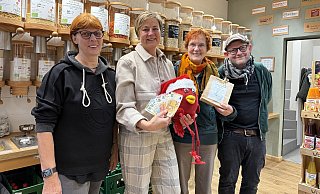 Spendenübergabe im Unverpacktladen Pur:Produkt: Susanne Peter (v. l.), Tanja Wille vom Osnabrücker Hospiz, Regine Steffen und James Grogan. - Lillia Seifert