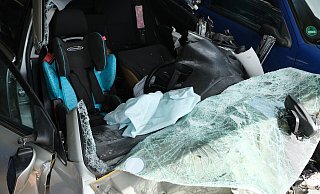 Von dem Auto ist nicht mehr viel übrig. Der Fahrer wurde lebensgefährlich verletzt – ist mittlerweile aber stabil und auf dem Weg der Besserung. - Katharina Eisele