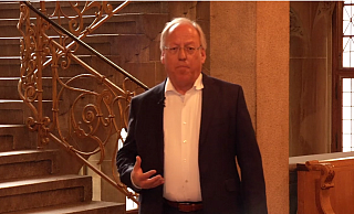 Pit Clausen dankt im Video den Helfern - vor allem der Müllabfuhr - Screenshot NW: Video Stadt Bielefeld