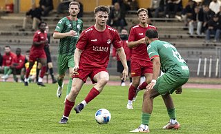 Theesens Mattis Beckmann (am Ball) hatte im Pokalspiel gegen den VfB Fichte einige Tormöglichkeiten. - Jörg Dieckmann