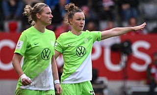 Die Wolfsburgerinnen um Alexandra Popp (l) und Marina Hegering setzten sich in Essen durch. - Angelika Warmuth/dpa/Archivbild