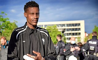 Auf der Demo am Tag nach den Tumulten genoss der 23-Jährige noch die große Solidarität. Später bereute er den Schritt in die Öffentlichkeit. - Barbara Franke