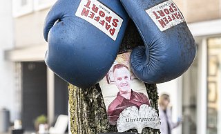 Der ehemalige Profiboxer Besar Nimani war am 9. März 2024 in der Fußgängerzone getötet worden. An der Stelle, an der es in der Obernstraße passierte, ist eine Gedenkstätte eingerichtet. - Jörg Dieckmann