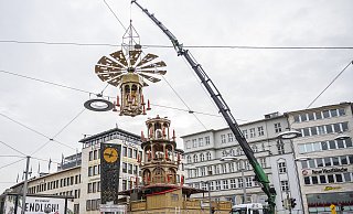 Ein Kran setzt die oberste Etage der Bielefelder Weihnachtspyramide ein. - Jörg Dieckmann