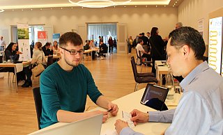 Viktor Steinepreis möchte mit seinen 26 Jahren nochmal eine Ausbildung starten. Am Speed-Dating-Tisch informiert er sich über eine Ausbildung im Bereich Informatik. - Pauline Maus Viktor Steinepreis möchte mit seinen 26 Jahren nochmal eine Ausbildung starten. Am Speed-Dating-Tisch informiert er sich über eine Ausbildung im Bereich Informatik. - Pauline Maus