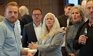 Der CDU-Tisch mit Matthias Schlattmeier, Bürgermeister Lars Bökenkröger, Manuela Mundt, Tobias Walkenhorst und Anja und Thomas Teichert schaut gebannt auf die große Leinwand im Ratssaal. - Thorsten Gödecker