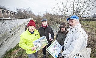 Jürgen Birtsch (BUND), Martin Enderle (Pro Grün Bielefeld), Claudia Quirini-Jürgens (Naturwissenschaftlicher Verein für Bielefeld undUmgegend e.V.) und Jürgen Albrecht (Nabu, v.l.) vor dem Viadukt der bestehenden Bahnlinie. - Joerg Dieckmann Jürgen Birtsch (BUND), Martin Enderle (Pro Grün Bielefeld), Claudia Quirini-Jürgens (Naturwissenschaftlicher Verein für Bielefeld undUmgegend e.V.) und Jürgen Albrecht (Nabu, v.l.) vor dem Viadukt der bestehenden Bahnlinie. - Joerg Dieckmann