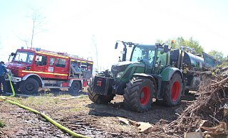 Schweres Gerät für zarte Pflänzchen: Lohnunternehmer und Brakeler Feuerwehr sorgen für den Wassernachschub für die neuen Kulturen. - Alexander Graßhoff