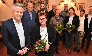 Tobias Jaehn und Viola Brüntrup (vorne) stehen mit anderen für einen Generationenwechsel innerhalb des FDP-Stadtverbandes. Hinter dem neuen Führungs-Duo stehen Reinhard Meyer, Kai Uwe Engel, Wolfgang Gronemeyer, Marie-Luise Asemissen, Ulrich Meier zu Evenhausen, Nicole Gresch-Strunk, Sandra Neuber-Richeton (v. l.). Stephen Paul berichtete aus dem Landtag. - Karin Prignitz