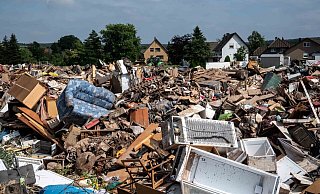 Zerstörtes Möbiliar liegt auf einem Feld außerhalb von Bad Münstereifel. - picture alliance/dpa