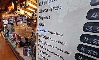 Ein Standbetreiber auf dem Bünder Weihnachtsmarkt ist kurzerhand erfinderisch geworden. Aus Lumumba wurde bei ihm "Labamba". - Peter Heidbrink