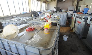 Eine Spezialfirma entsorgt die rund 35.000 Liter Chemikalien, die Ende April in der Lagerhalle in Börninghausen gefunden wurden. - Joern Spreen-Ledebur