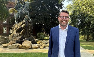 Frank Diembeck vor dem Wittekind-Denkmal in Herford. Der 46-jährige Sozialdemokrat kandidiert für das Amt des Landrats im Kreis Herford. Er wird auch von Bündnis 90/Die Grünen unterstützt. - Matthias Bungeroth