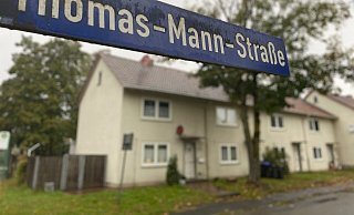In der Britenhaus-Siedlung an der Thomas-Mann-Straße sind geflüchtete und obdachlose Menschen untergebracht. Jetzt haben Einbrecher vier Gebäude heimgesucht, die derzeit renoviert werden, und daraus Elektrogeräte mit einem Gesamtwert von mehr als 2.000 Euro gestohlen. - Christian Bröder