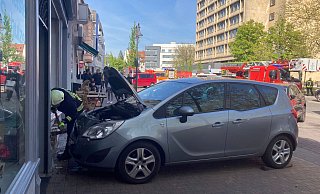 Ein grauer Opel fuhr am Mittwochnachmittag in die Fensterscheibe eines Geschäfts an der Berliner Straße. - Christian Geisler