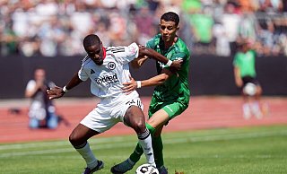 Eintracht Frankfurt um Niels Nkounkou (l) steht in der zweiten Runde des DFB-Pokals. - Thomas Frey/dpa