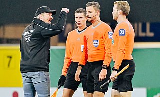 SCP-Coach Lukas Kwasniok diskutiert nach dem Schlusspfiff mit dem Schiedsrichtergespann um Referee Daniel Schlager (2. v. r.). - Besim Mazhiqi