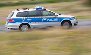 Für den Frieden: Die Friedensautos werden nicht nur als Polizeiwagen umgestaltet, sondern auch als Feuerwehr- oder Rettungsfahrzeuge. - picture alliance / dpa