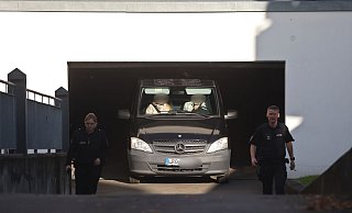 Im Amtsgericht Rostock wurde der Verdächtigen der Haftbefehl verlesen. Danach verließ ein Fahrzeug die Tiefgarage. - Danny Gohlke/dpa