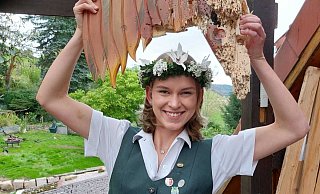 Nadine Husemann präsentiert die Reste des Schützenvogels. - Heimat- und Schützenverein Ovenhausen