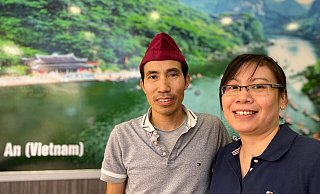 Doan To (links) und seine Frau Anh Dieu Vuong wollen in der Gütersloher Innenstadt ein vietnamesisches Restaurant eröffnen. Aktuell betreiben sie den "Eurasia-Point", einen Imbiss im Hit-Markt in Rheda-Wiedenbrück. - Christian Bröder