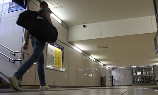 Eine Kamera der Deutschen Bahn überwacht an einem Bahnhof. Auch auf den Bahnsteigen gibt es Kameras. - Ulf Hanke