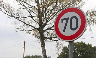 Zwischen Delbrück-Mitte und Boke müssen Autofahrer vom Gas gehen. Stellenweise gilt nun Tempo 70. - Marion Pokorra-Brockschmidt