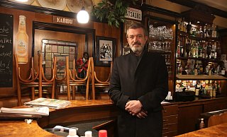 Andy Bautz (59) sieht in seiner Lübbecker Kneipe am Markt, dem "Blue Mojo", ab und zu nach dem Rechten. Generell aber bleiben das Licht und die Heizung ausgeschaltet und die Stühle umgedreht. - Frank Hartmann