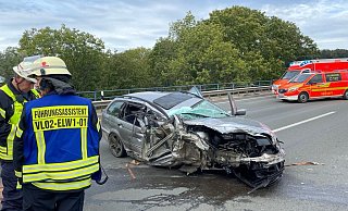 Von der Front des Autos ist nicht mehr viel übrig. - Claus Frickemeier