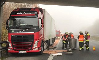Die Löhner Feuerwehr hat den Kraftstoff aus dem beschädigten Tank in den heilen Tank umgepumpt. - Dirk Rabeneck
