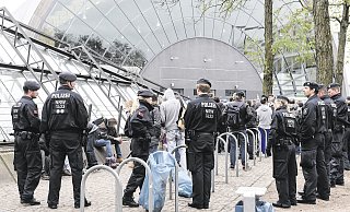 Razzia: Polizeikontrolle an der "Tüte" vor der Stadthalle. Die Drogen- und Trinkerszene trifft sich dort am Stadtbahneingang - zum Missfallen von Stadt, Politik und vielen Bürgern. - Christian Weische