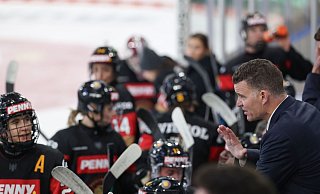 Für Bundestrainer Jeff MacLeod und die Frauen-Nationalmannschaft geht es in Bremerhaven um die Olympia-Teilnahme. - Daniel Löb/dpa