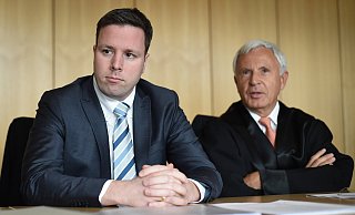 Entnahme-Klage: Robert Tönnies erschien wieder mal vor Gericht. Der Mitgesellschafter des Tönnies-Fleischkonzerns pacht auf alte Beschlüsse und will der Tönnies-Holding weiteres Geld entnehmen, um seinen Bruder auszuzahlen. Doch der Konzernchef verhindert dies. - dpa
