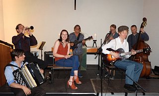 Mit einem gelungenen Zusammenspiel krönten die an der 2.Baldwin Jam-Session beteiligten Musiker aus Halle, Harsewinkel und Berlin am Samstagabend die Veranstaltungsreihe „Christuskirche- creativ" in Marienfeld. - Guitano Darhoven