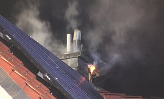 Das Feuer breitete sich offenbar vom Schornstein auf ganze Dach des Wohnhauses in Gohfeld aus. Nachbarn entdeckten die Flammen und riefen die Feuerwehr. - Ulf Hanke