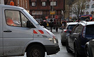 So wird es bei Großveranstaltungen bislang gehandhabt: Ein Fahrzeug blockiert beim Steinheimer Rosenmontagsumzug eine Zufahrtsstraße. - David Schellenberg