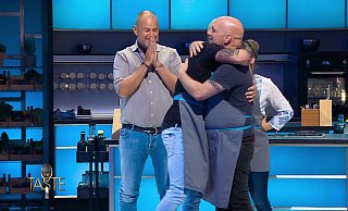 Patrick Büscher umarmt seinen Teamkollegen Michi. Alle aus dem Team Rosin sind eine Runde weiter - © SAT.1