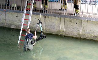 Aus der kalten Pader bergen Einsatzkräfte der Paderborner Feuerwehr einen versenkten E-Scooter. - Ralph Meyer