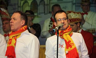 Der Eintracht-Vize-Präsident Ralf „Nippel“ Brüggenthies (r.), hier als Sänger und Moderator der Gesangsgruppe Delbrücker Kellermeister. - Regina Brucksch