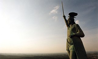 Starker Auftritt: Schon von weitem ist das Hermannsdenkmal zu sehen. - dpa